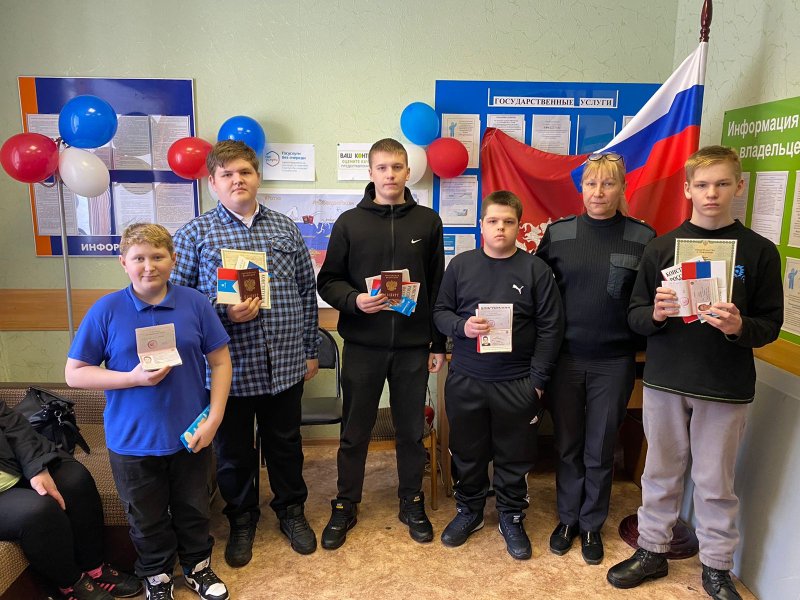 Сотрудники ОВД Камышлова в торжественной обстановке вручили паспорта 14-летним жителям